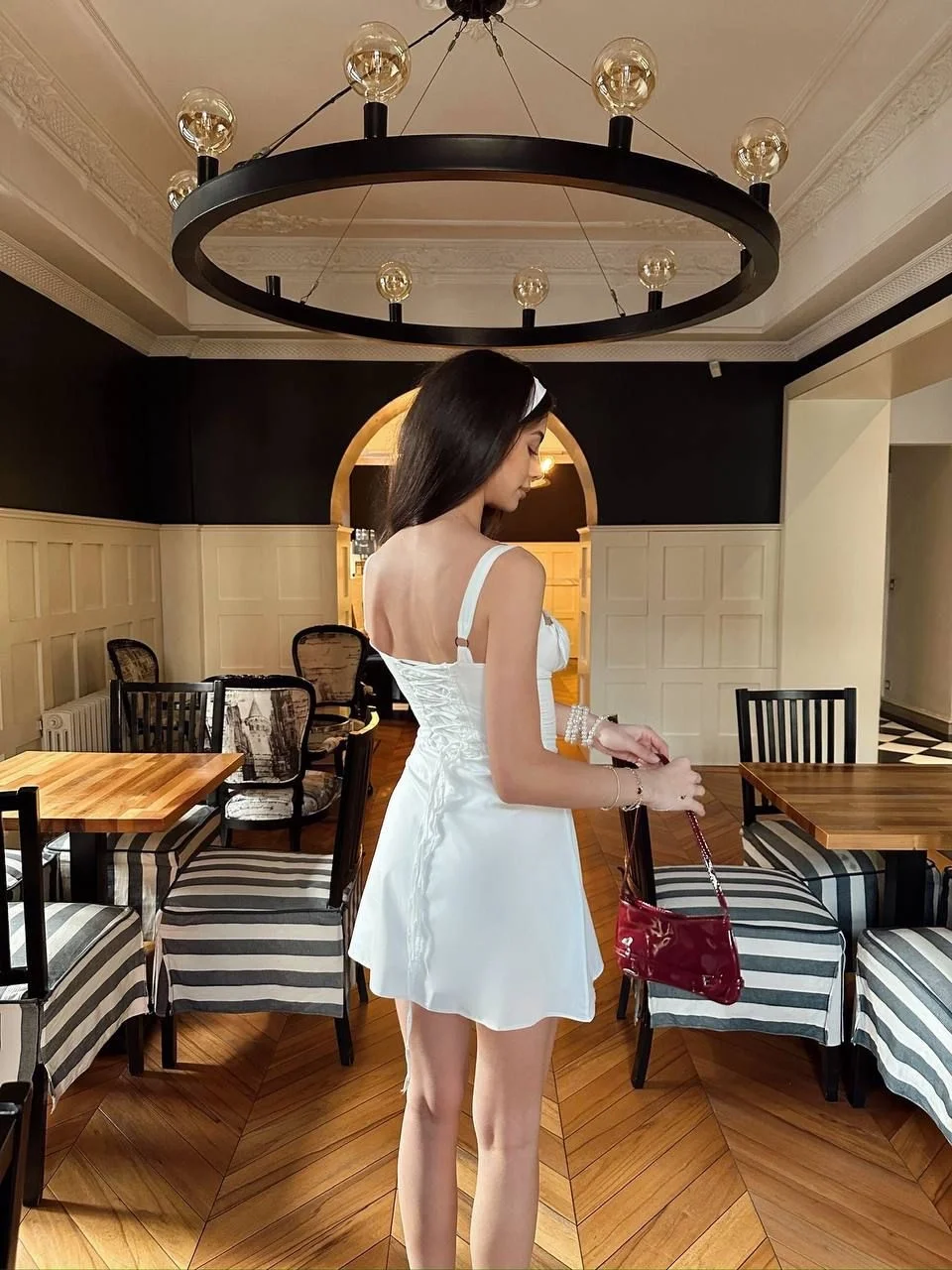 Beyaz Askı Detaylı Sırt Bağlamalı Mini Elbise