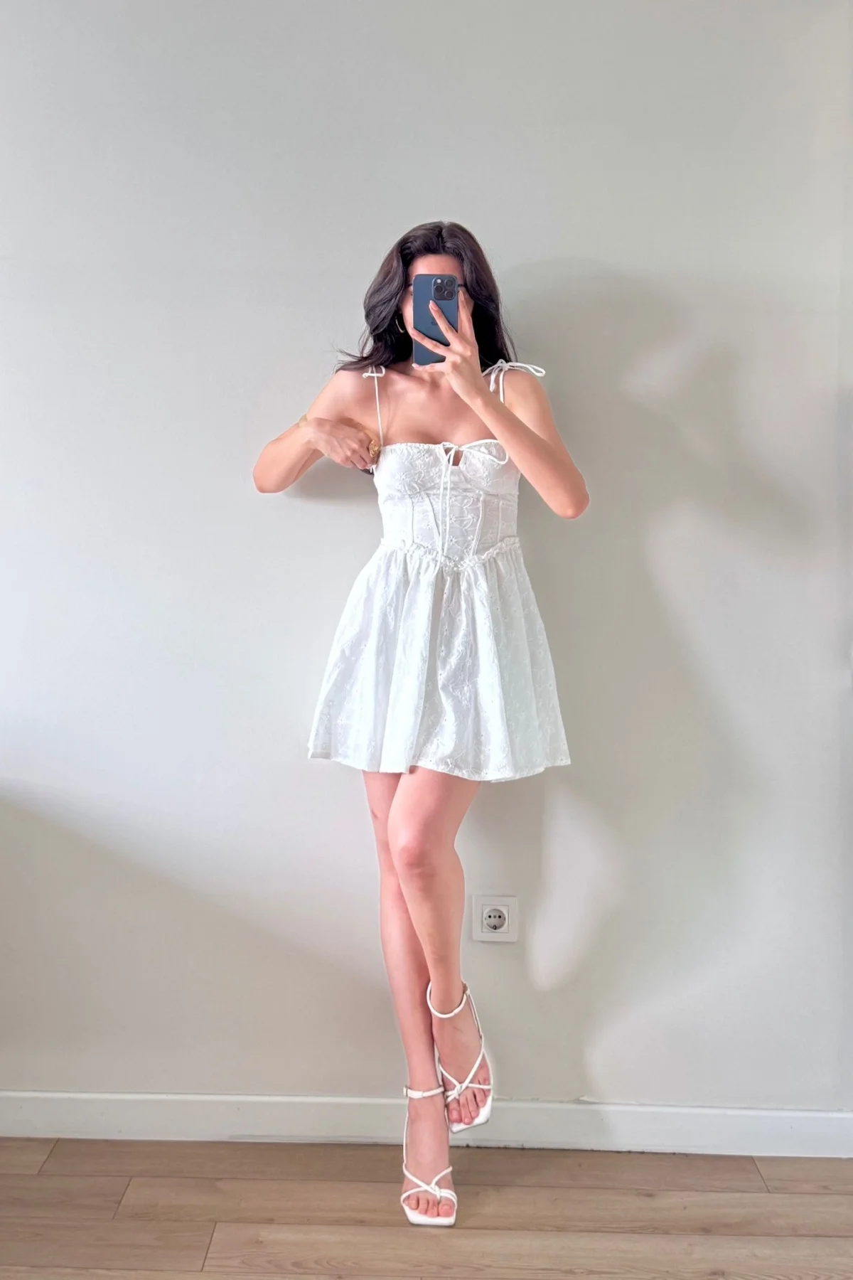 Beyaz Brodeli Omuz Ve Sırtı Bağlamalı Mini Elbise