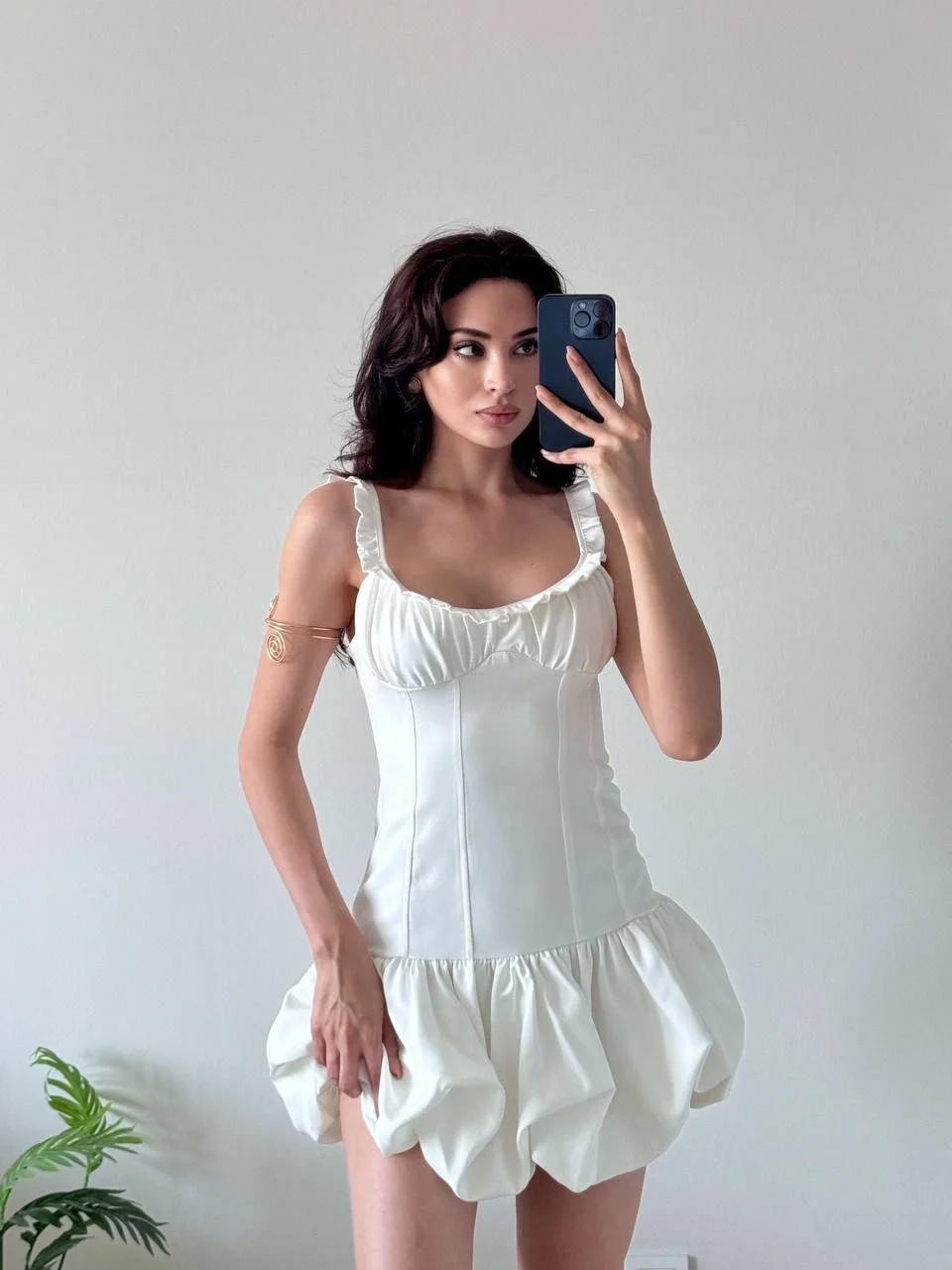 Beyaz Eteği Balon Askıları Fırfırlı Mini Elbise