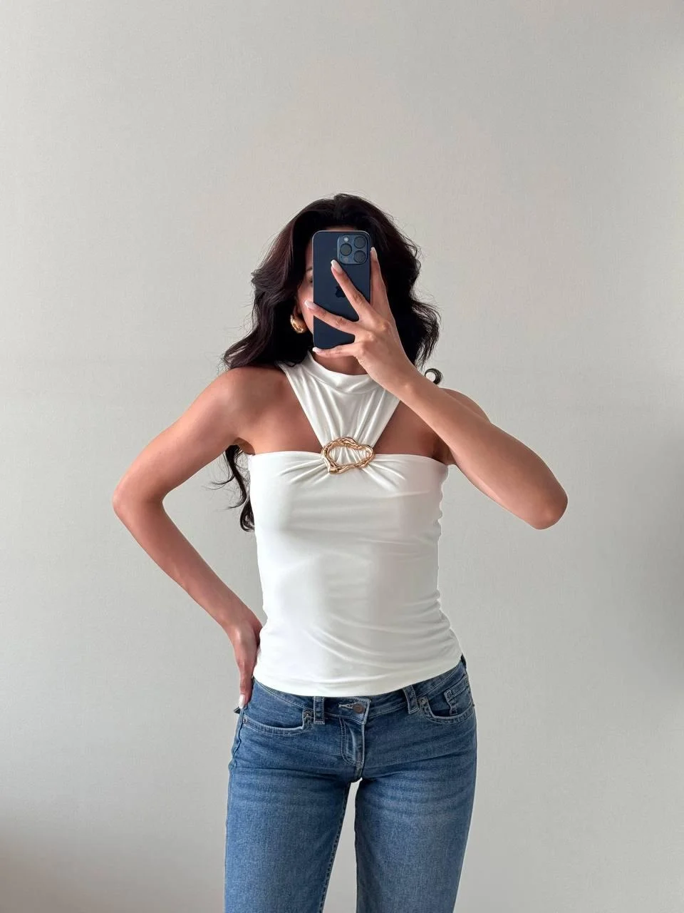 Beyaz Toka Detaylı Bluz