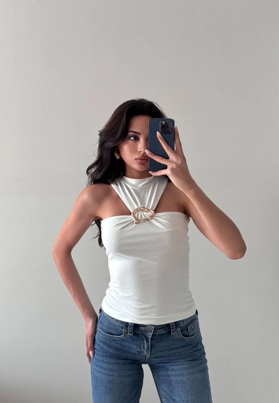 Beyaz Toka Detaylı Bluz