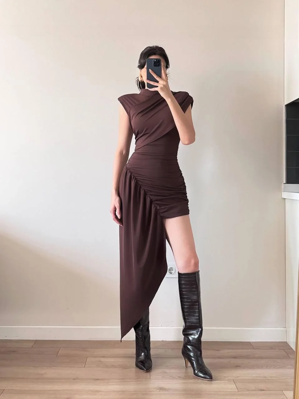 Kahverengi Asimetrik Detaylı Mini Drapeli Elbise