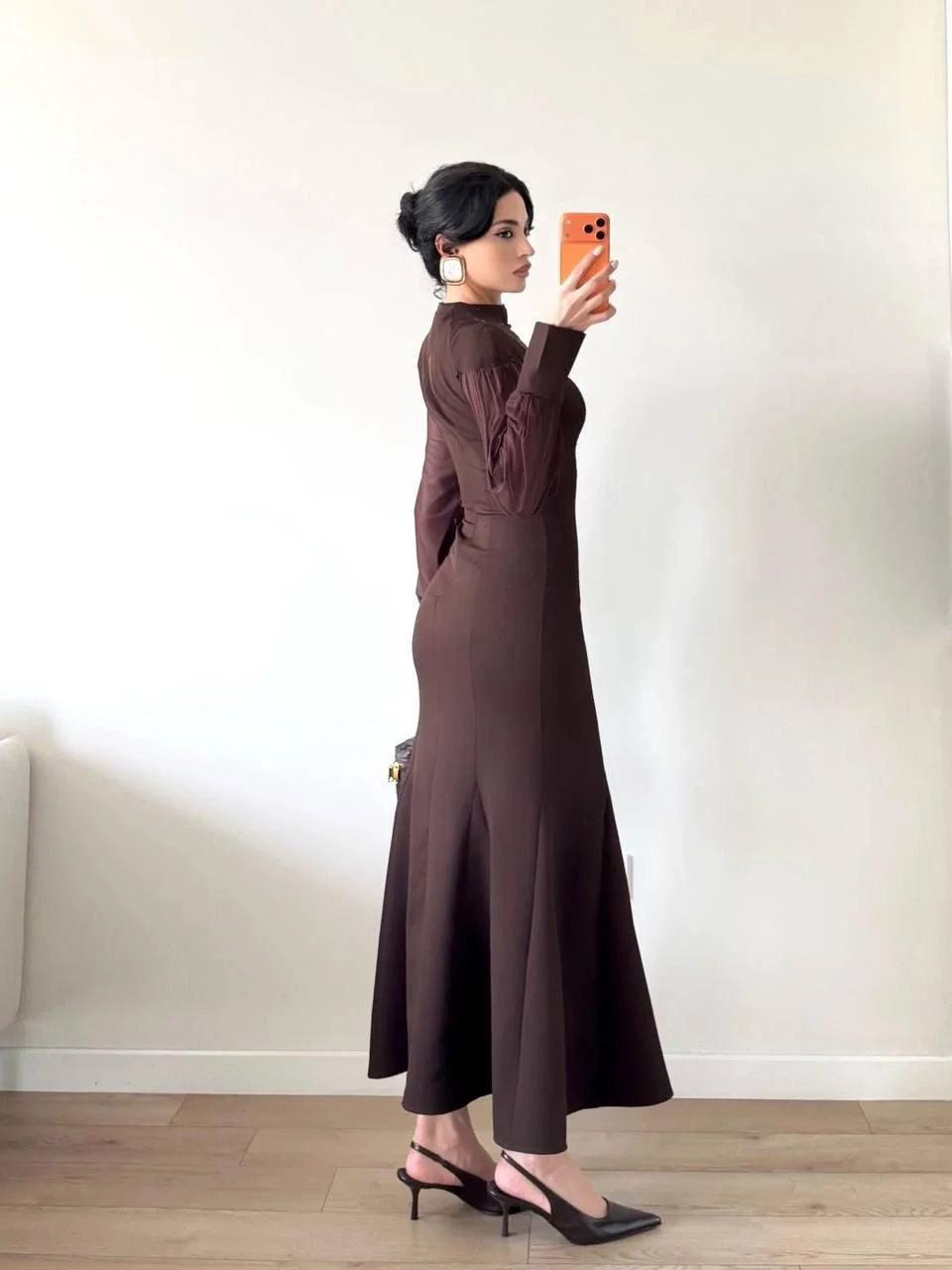 Kahverengi Dik Yaka Midi Volanlı Elbise