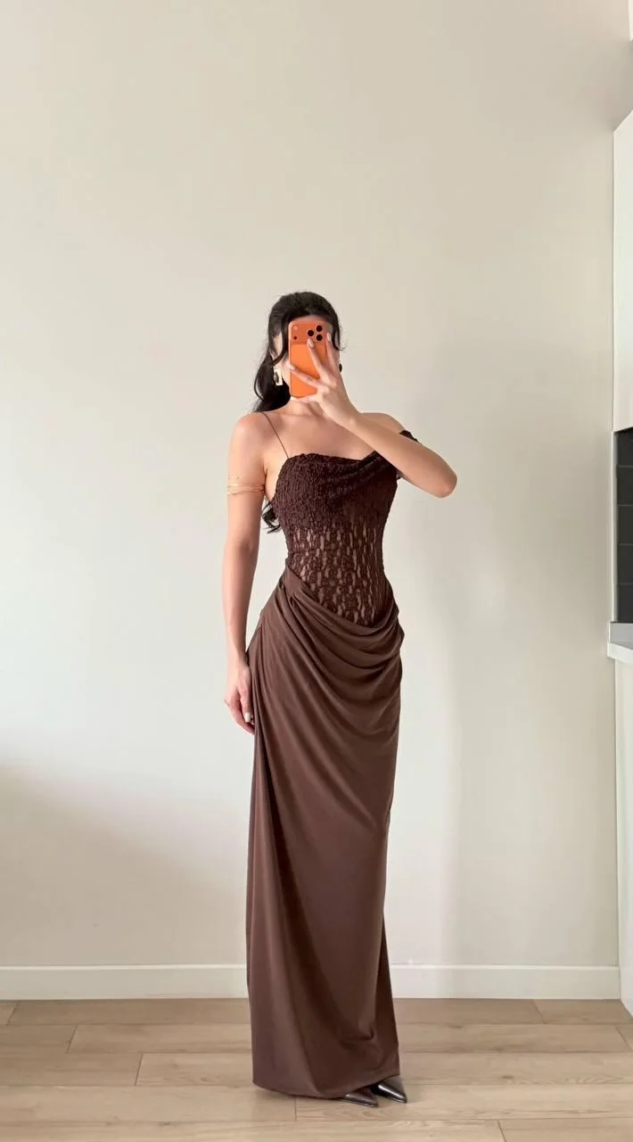 Kahverengi Göğüs Dantelli Eteği Drapeli Askılı Maxi Elbise