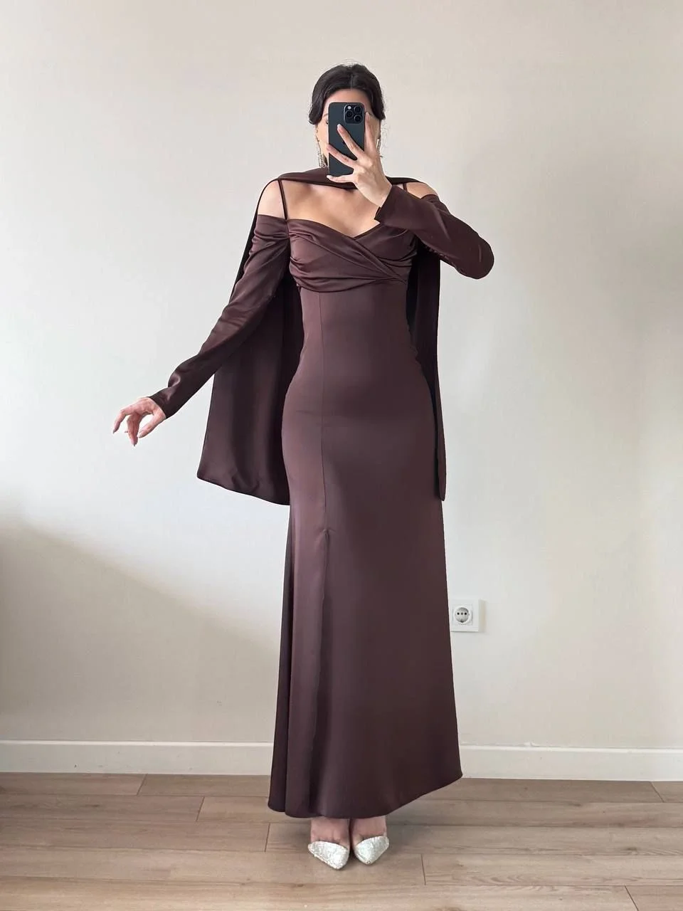 Kahverengi Saten Askılı Şallı Yırtmaçlı Maxi Elbise