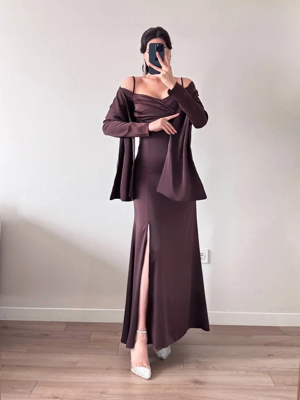 Kahverengi Saten Askılı Şallı Yırtmaçlı Maxi Elbise