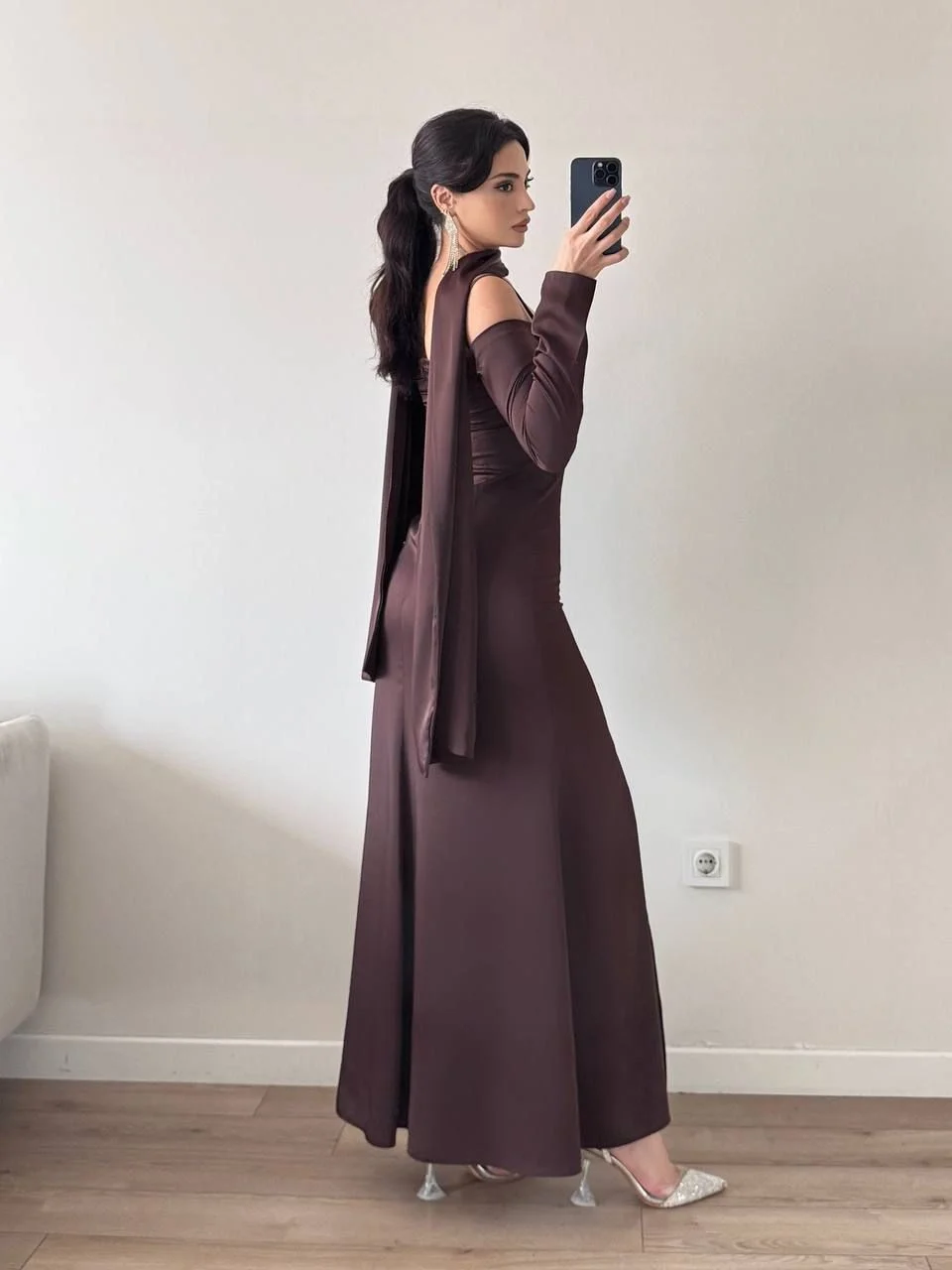 Kahverengi Saten Askılı Şallı Yırtmaçlı Maxi Elbise