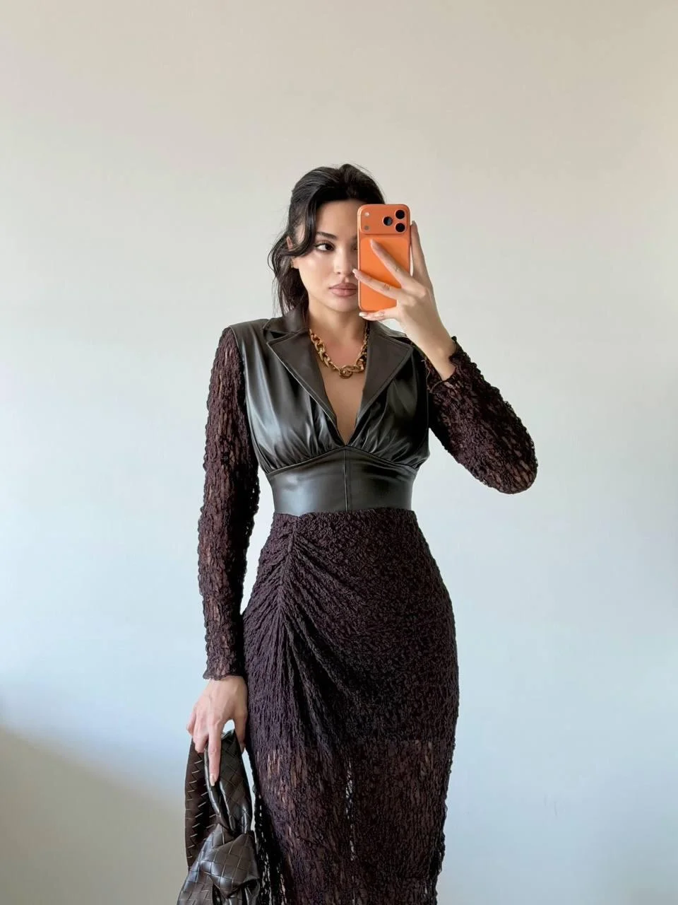 Kahverengi Yırtmaçlı Dantelli Midi Elbise