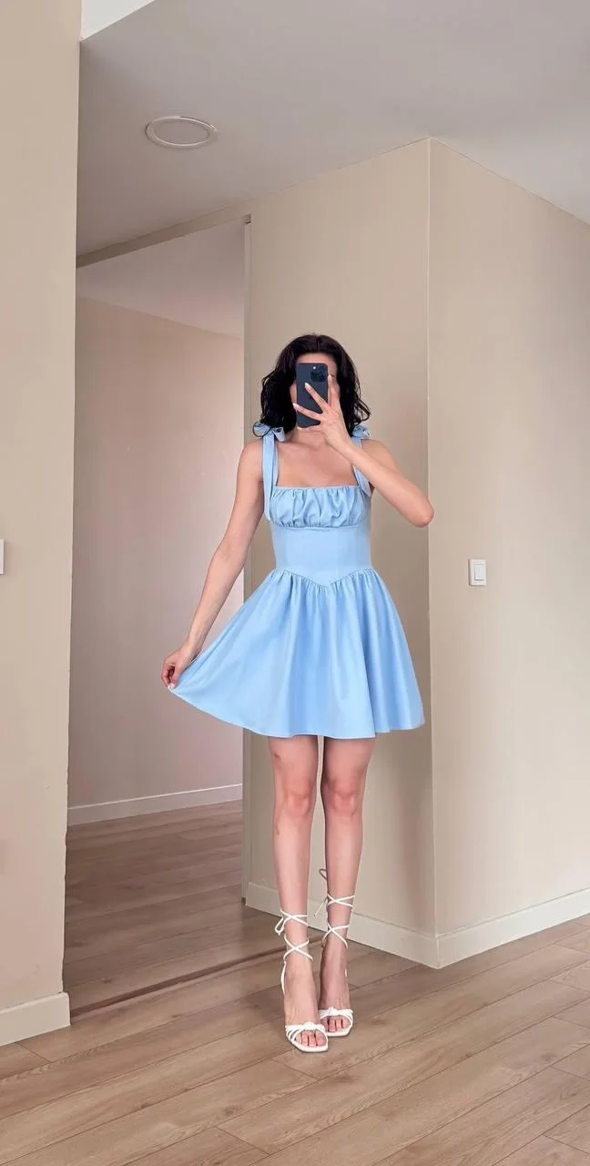 Mavi Sırtı Lastik Bağlamalı Omuz Fiyonklu Mini Elbise