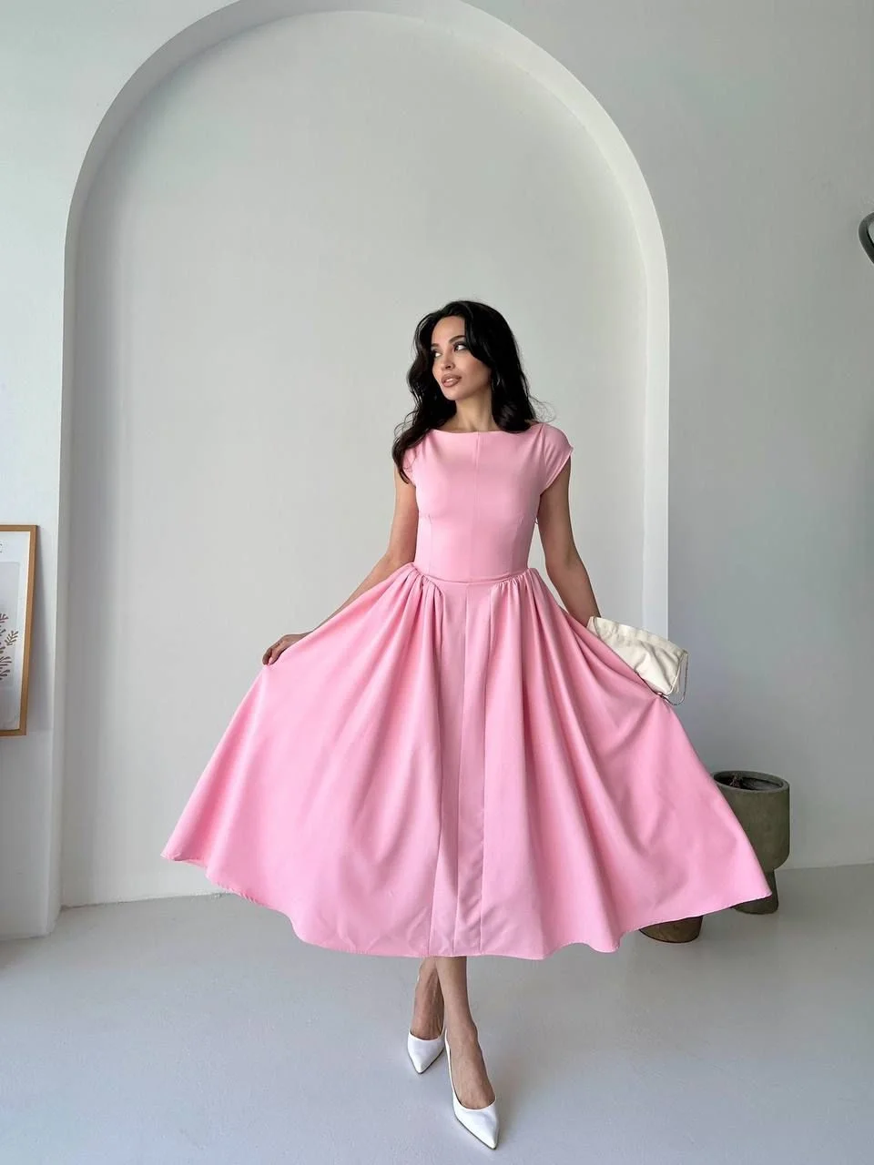 Pembe Beli Büzgülü Sırt Detaylı Midi Elbise