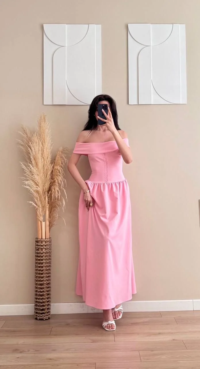 Pembe Madonna Yaka Dantel Detaylı Büzgülü Midi Elbise