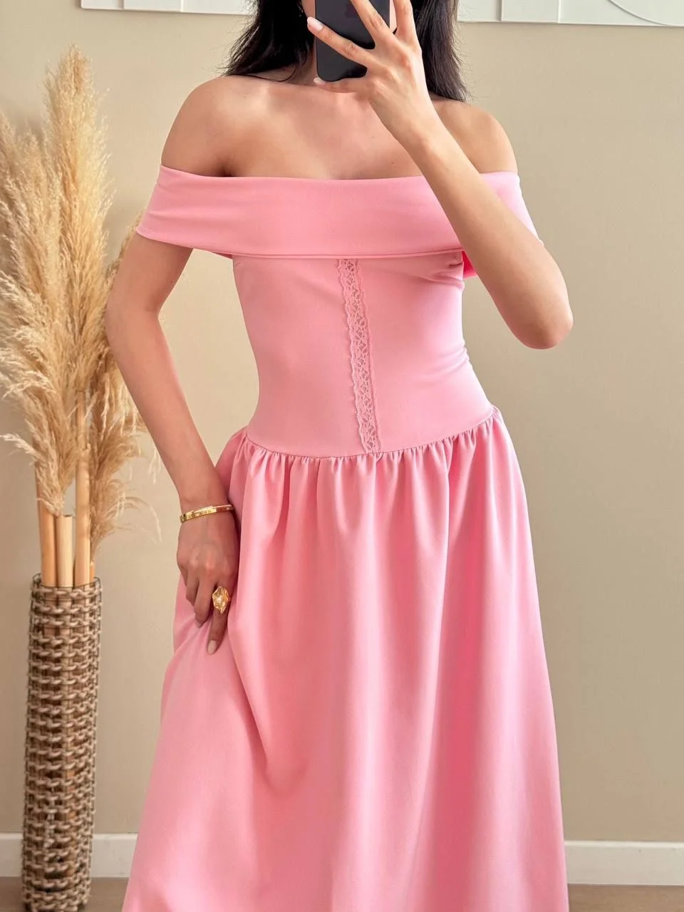 Pembe Madonna Yaka Dantel Detaylı Büzgülü Midi Elbise