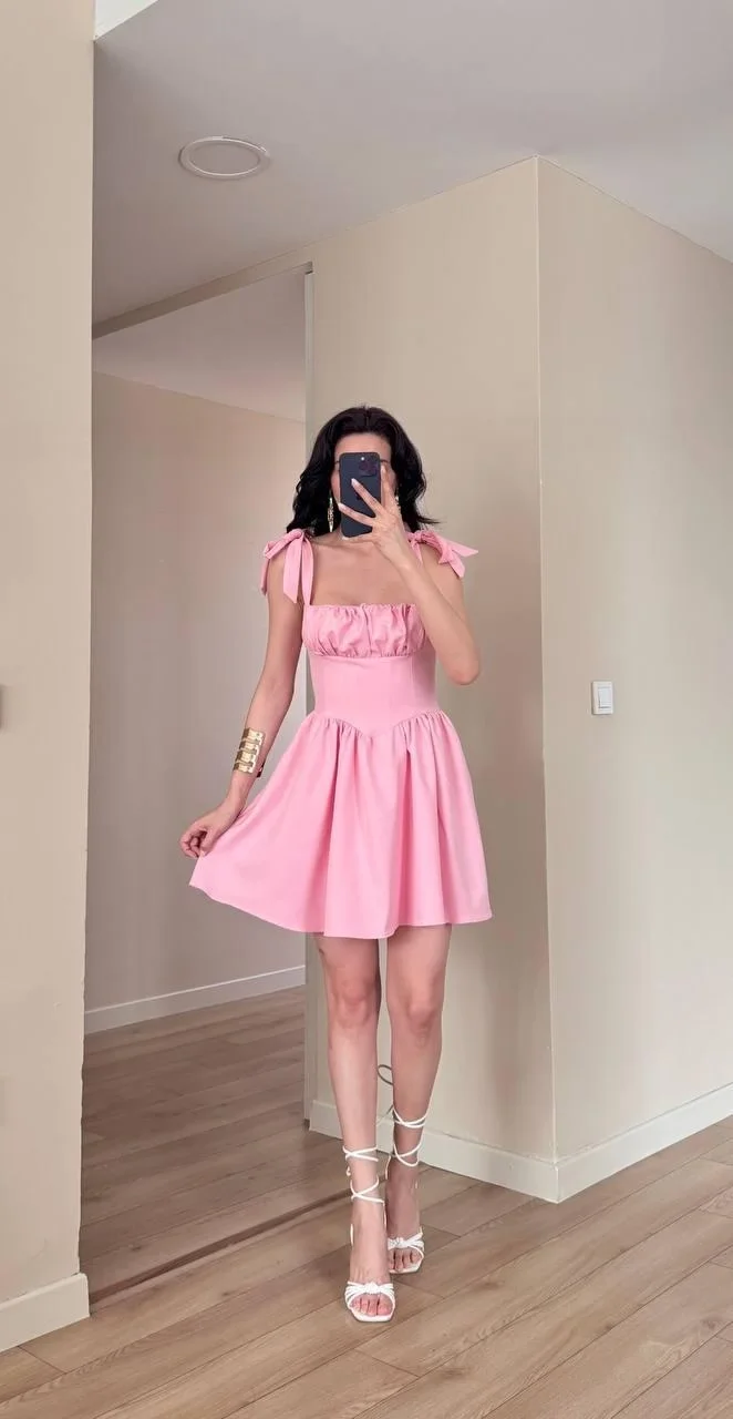 Pembe Sırtı Lastik Bağlamalı Omuz Fiyonklu Mini Elbise