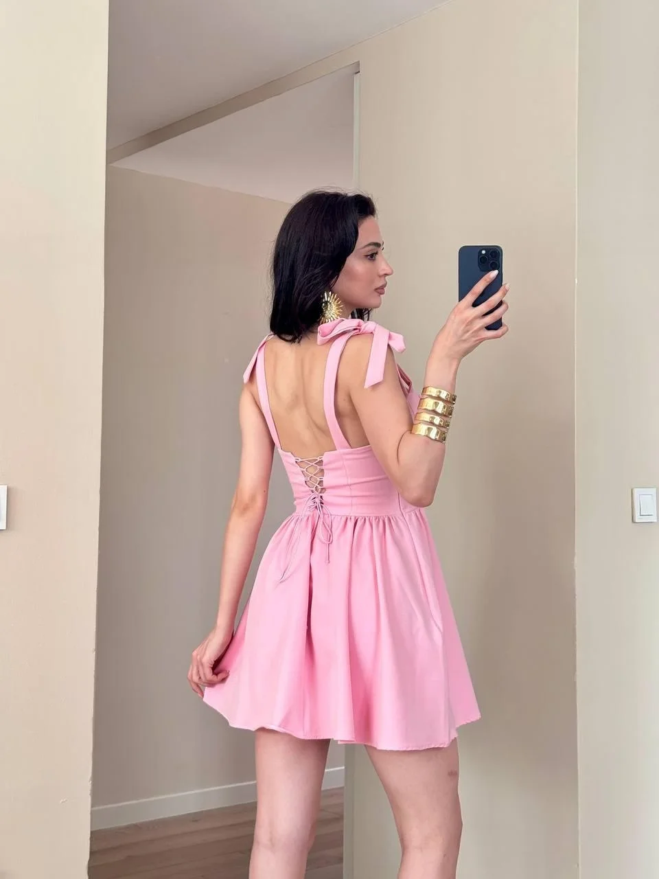 Pembe Sırtı Lastik Bağlamalı Omuz Fiyonklu Mini Elbise