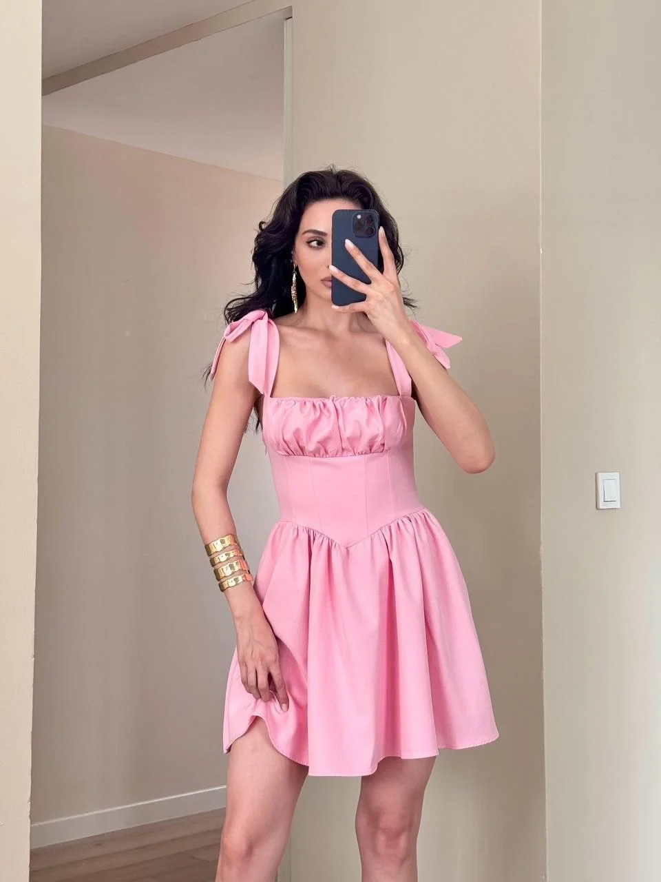 Pembe Sırtı Lastik Bağlamalı Omuz Fiyonklu Mini Elbise