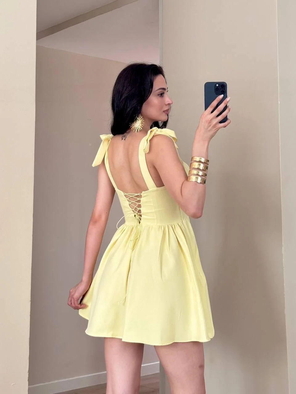 Sarı Sırtı Lastik Bağlamalı Omuz Fiyonklu Mini Elbise