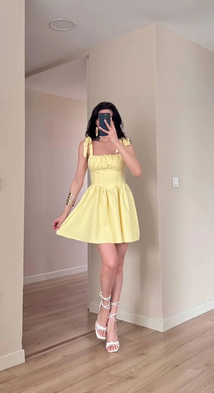 Sarı Sırtı Lastik Bağlamalı Omuz Fiyonklu Mini Elbise