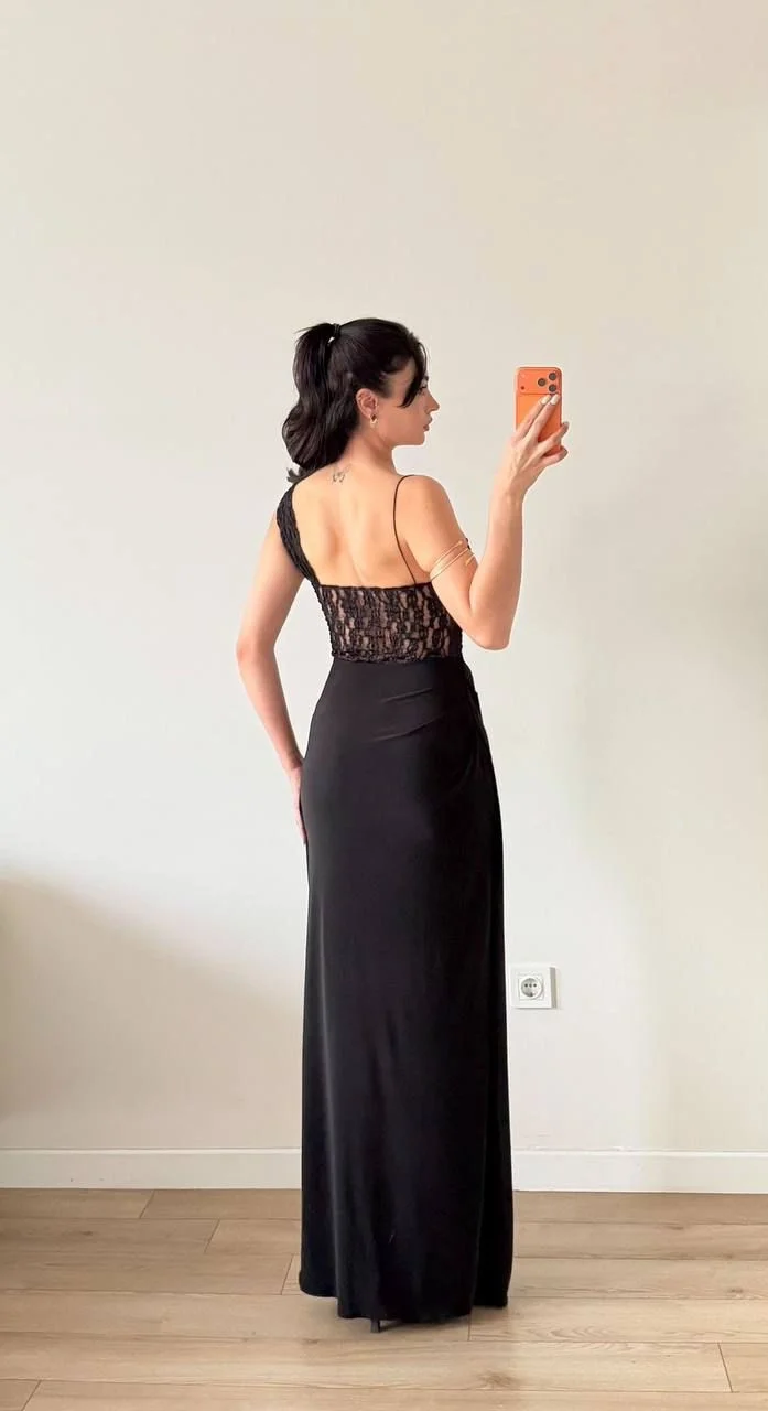 Siyah Göğüs Dantelli Eteği Drapeli Askılı Maxi Elbise