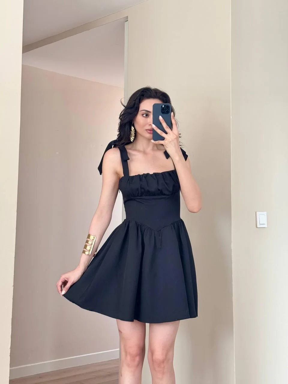 Siyah Lastik Bağlamalı Omuz Fiyonklu Mini Elbise