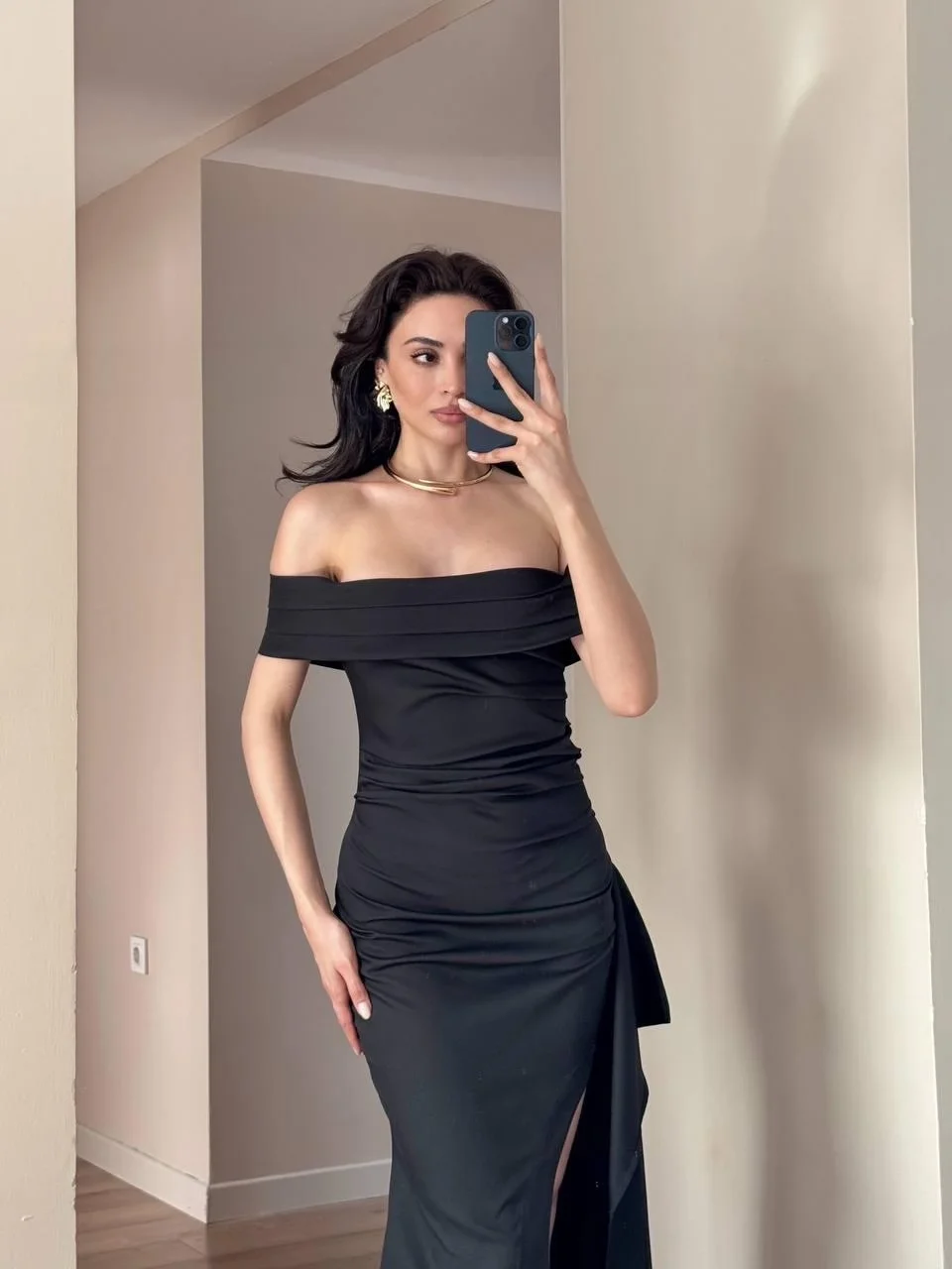 Siyah Madanno Yaka Yırtmaçlı Maxi Elbise