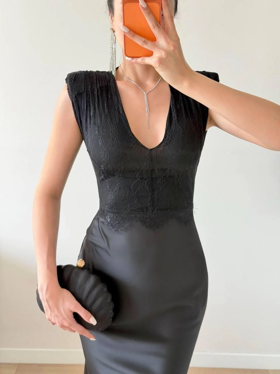 Siyah V Yaka Saten Dantelli Maxi Elbise