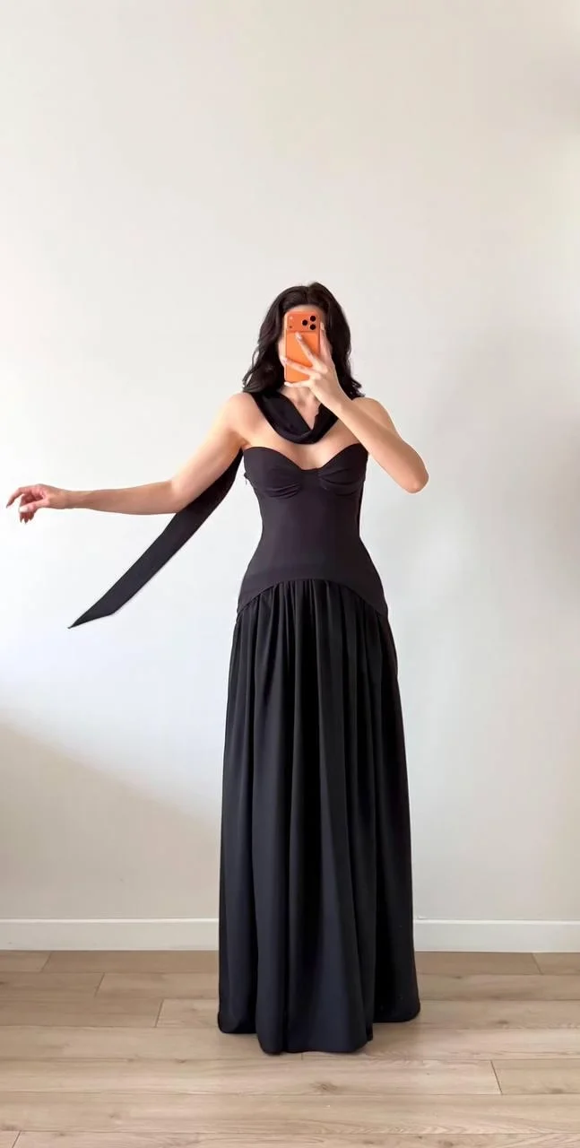 Siyah Yırtmaçlı Beli Büzgülü Şallı Maxi Elbise