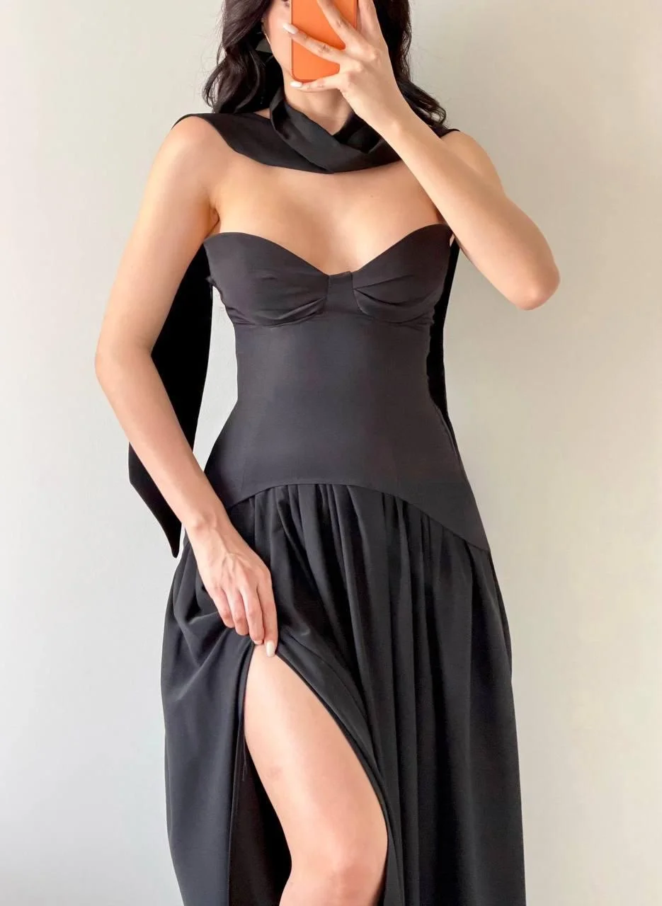 Siyah Yırtmaçlı Beli Büzgülü Şallı Maxi Elbise