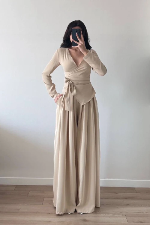 Bej Kruvaze Yaka Alt Pileli Pantolon İkili Takım