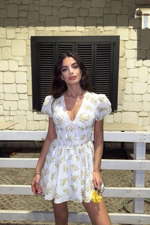 Beyaz Çiçek Desenli V Yaka Kısa Kollu Mini Elbise