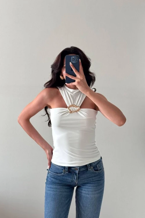 Beyaz Toka Detaylı Bluz