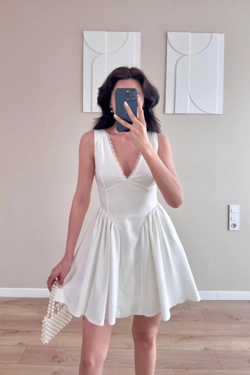 Beyaz V Yaka Dantel Detaylı Cepli Mini Elbise