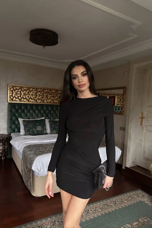 ÇARPRAZ BÜZGÜLÜ SİYAH MİNİ ELBİSE