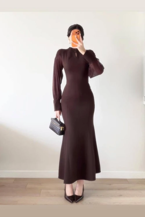 Kahverengi Dik Yaka Midi Volanlı Elbise