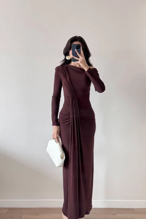 Kahverengi Yırtmaçlı Uzun Kollu Pileli Maxi Dökümlü Elbise