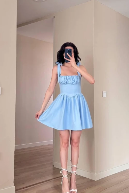 Mavi Sırtı Lastik Bağlamalı Omuz Fiyonklu Mini Elbise