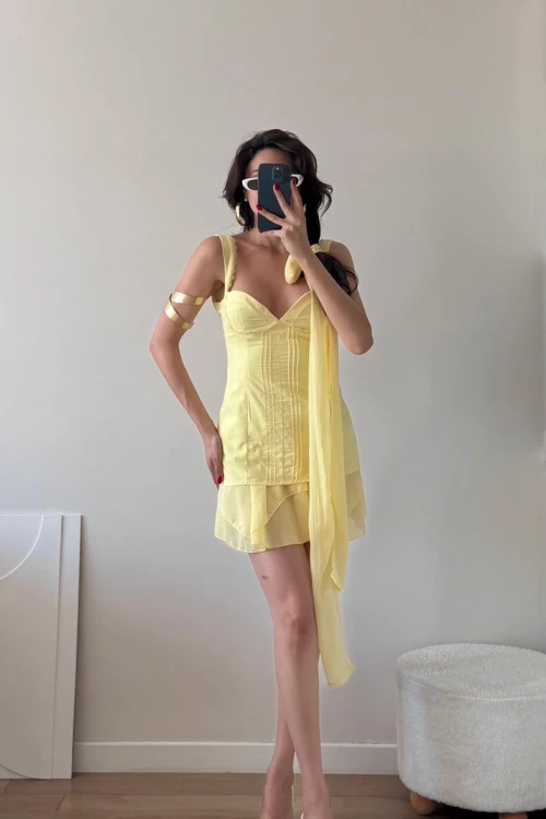 SARI FULARLI NERVÜRLÜ ŞİFON MİNİ ELBİSE