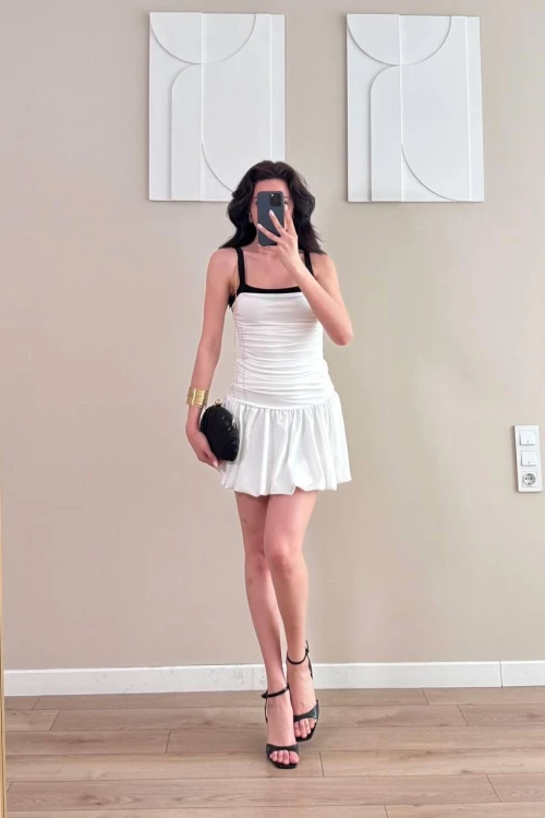 Siyah Askılı Büzgülü Eteği Volanlı Mini Beyaz Elbise