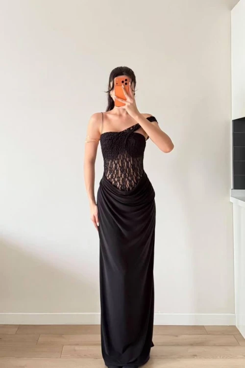 Siyah Göğüs Dantelli Eteği Drapeli Askılı Maxi Elbise