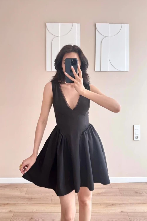 Siyah V Yaka Dantel Detaylı Cepli Mini Elbise