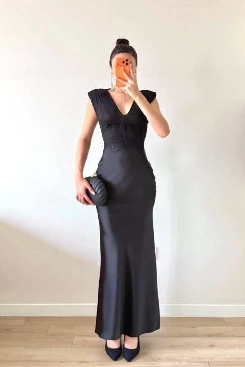Siyah V Yaka Saten Dantelli Maxi Elbise