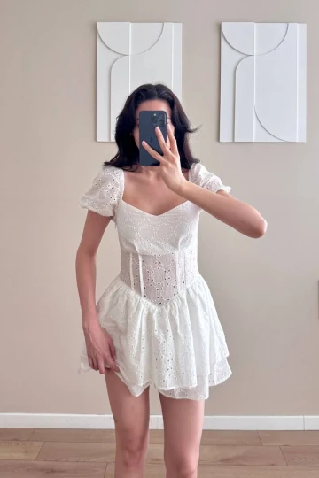 Beyaz Brodeli Şortlu Mini Elbise