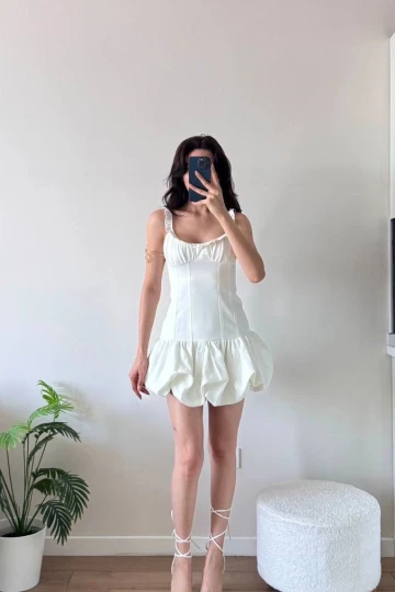 Beyaz Eteği Balon Askıları Fırfırlı Mini Elbise
