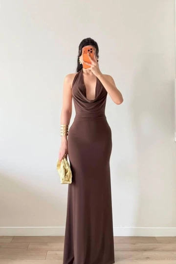 Kahverengi Degaje Yaka Sırt Dekolteli Maxi Elbise