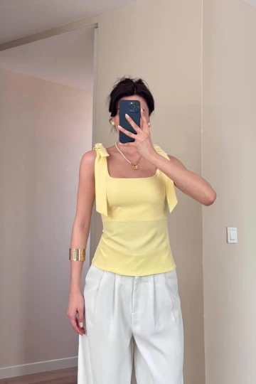 Sarı Omuz Fiyonklu Bluz