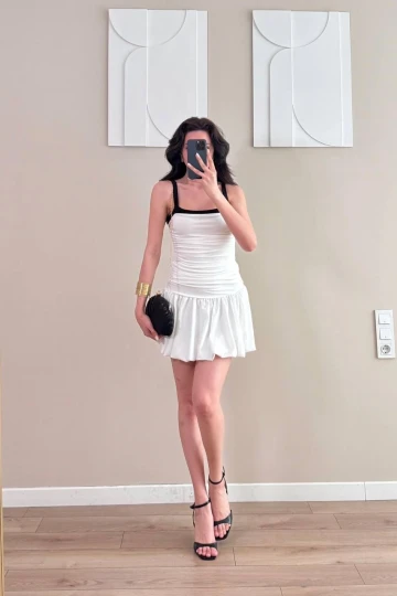 Siyah Askılı Büzgülü Eteği Volanlı Mini Beyaz Elbise