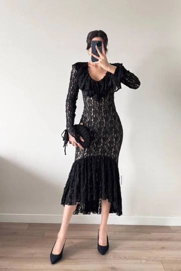Siyah Yaka Ve Eteği Fırfırlı Maxi Dantel Elbise