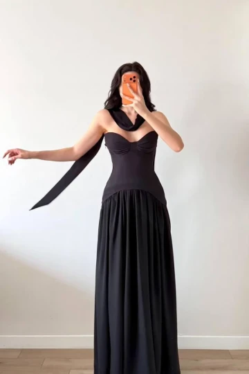 Siyah Yırtmaçlı Beli Büzgülü Şallı Maxi Elbise
